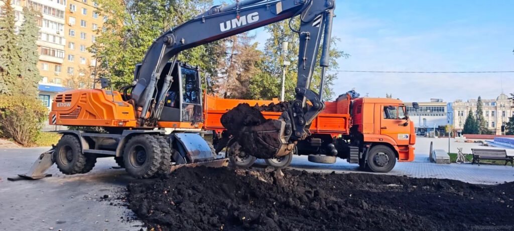 В Пензе обновляют грунт на городских клумбах В Пензе обновляют грунт на городских клумбах