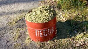 В Пензе начали появляться красные ёмкости с песком В Пензе начали появляться красные ёмкости с песком